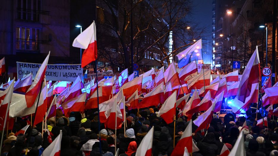 Warszawa, 11.01.2024. Organizowana przez Prawo i Sprawiedliwości manifestacja ph. "Protest Wolnych Polaków" pod siedzibą Sejmu w Warszawie, 11 bm. Podczas protestu głos mają zabrać m.in. lider PiS Jarosław Kaczyński, były premier Mateusz Morawiecki i szef klubu PiS Mariusz Błaszczak. Następnie uczestnicy demonstracji udadzą się na Plac Powstańców przed siedzibę TVP. (ad) PAP/Przemysław Piątkowski