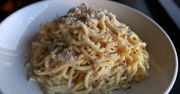 Przepis na prawdziwe włoskie spaghetti cacio e pepe. Tylko 3 składniki