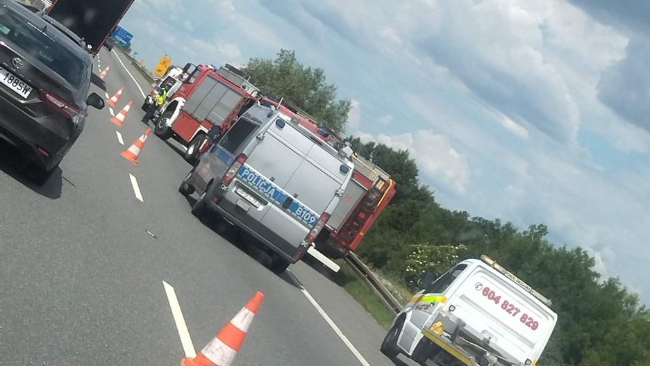 Groźny wypadek na autostradzie A4. Osobowy bus z nieznanych przyczyn uderzył w bariery i dachował.