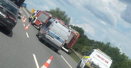 Groźny wypadek na A4. Na autostradzie dachował bus pełen pasażerów