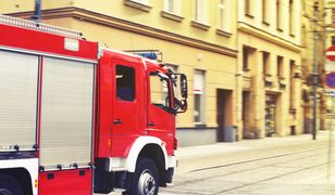 W centrum Warszawy wiatr przewrócił znak drogowy. Poszkodowana kobieta