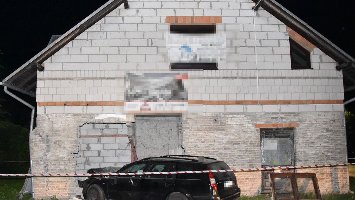 Mężczyzna zjechał z drogi i z impetem uderzył w budynek