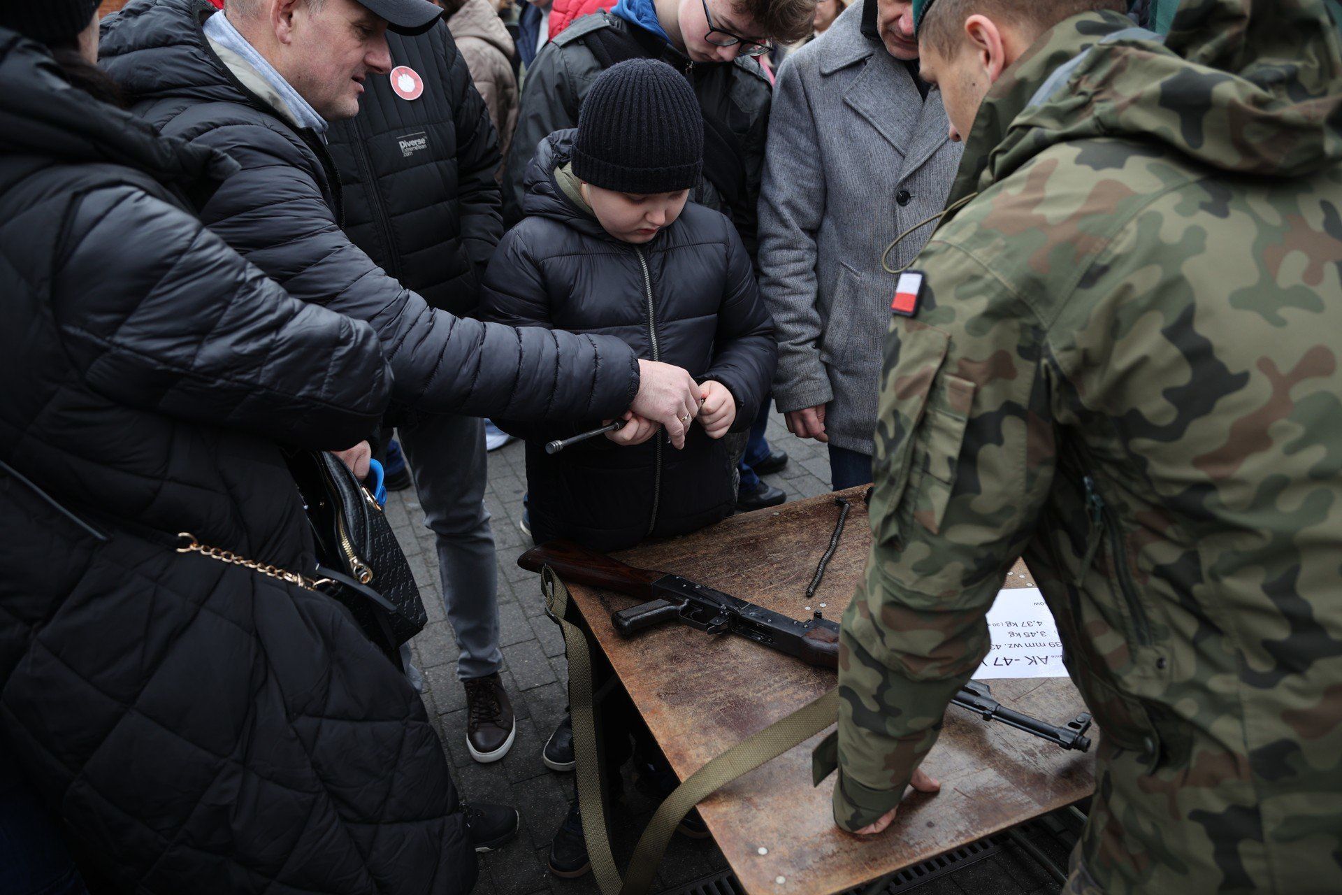 Składanie karabinka AK na czas.