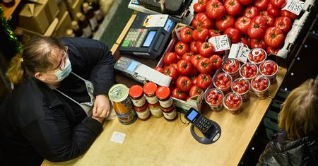 Rząd przedłuża obowiązujące w Polsce restrykcje covidowe