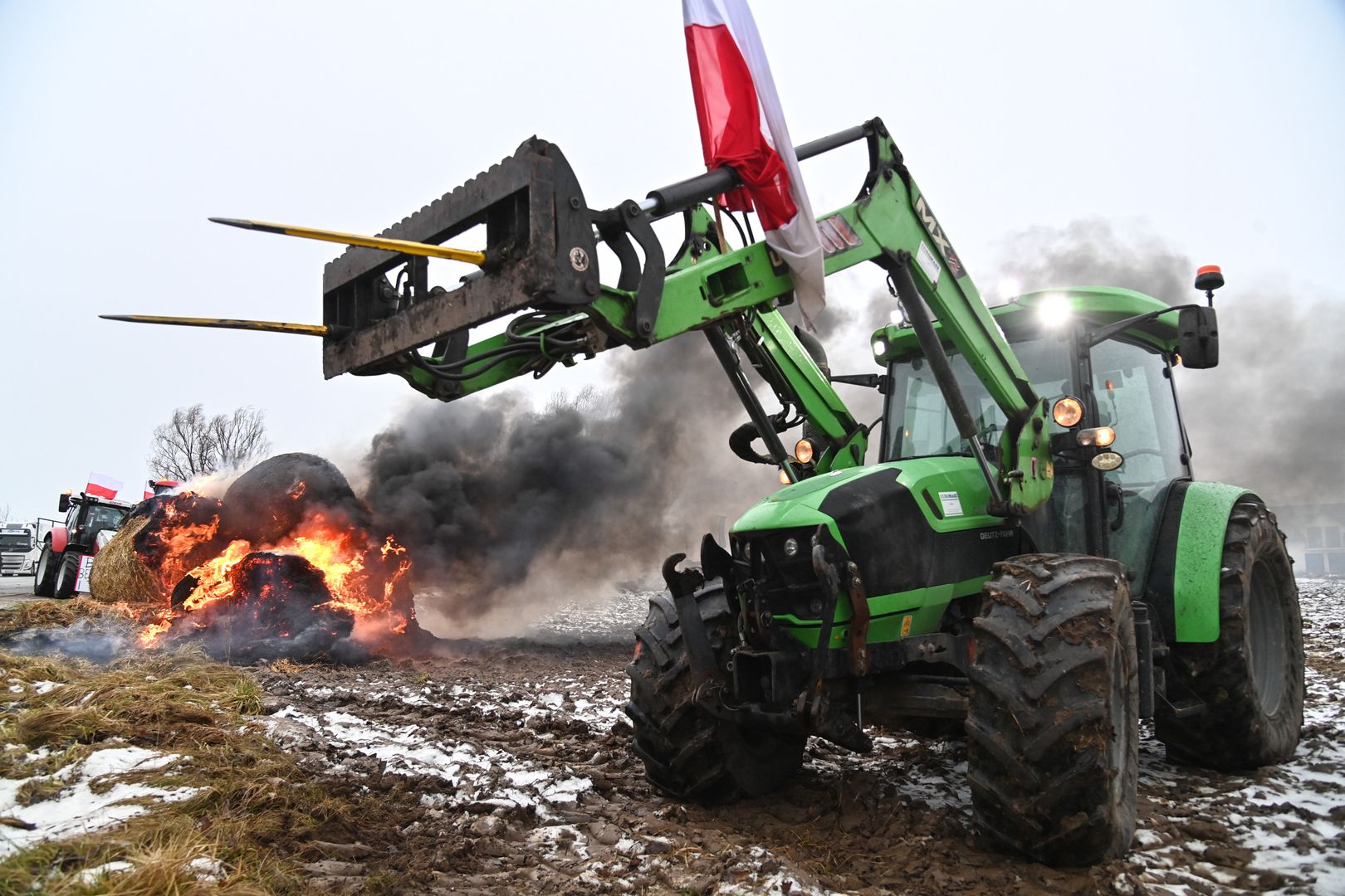 Puck, 10.02.2024. Rolnicy blokują drogę krajową 216 w okolicach Pucka w związku z wizytą w tym mieście wicepremiera, ministra obrony narodowej Władysława Kosiniaka-Kamysza, 10 bm. Rolnicy z całej Polski kontynuują protest, który ma potrwać przez 30 dni. Jego powodem jest m.in. niedawna decyzja Komisji Europejskiej o przedłużeniu bezcłowego handlu z Ukrainą do 2025 roku, a także sprzeciw wobec prowadzonej przez Unię Europejską polityki Zielonego Ładu. (jm) PAP/Andrzej Jackowski