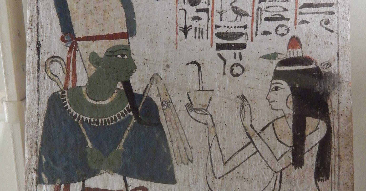 Drewniana tabliczka z grobowca TT 320 lub DB 320 na stanowisku archeologicznym Deir el-Bahari w Tebach.