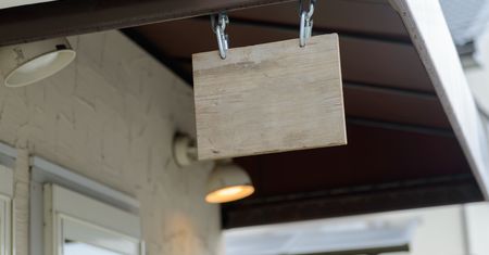 Powiesił szyld nad wejściem. Miasto chce od niego tysięcy złotych