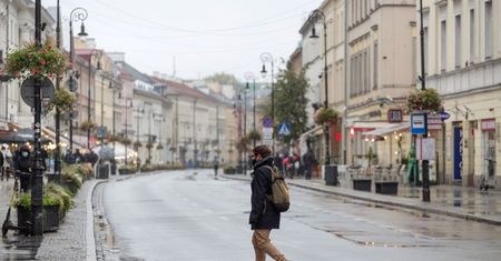 Warszawa. Krakowskie Przedmieście zamknięte. Kręcą film
