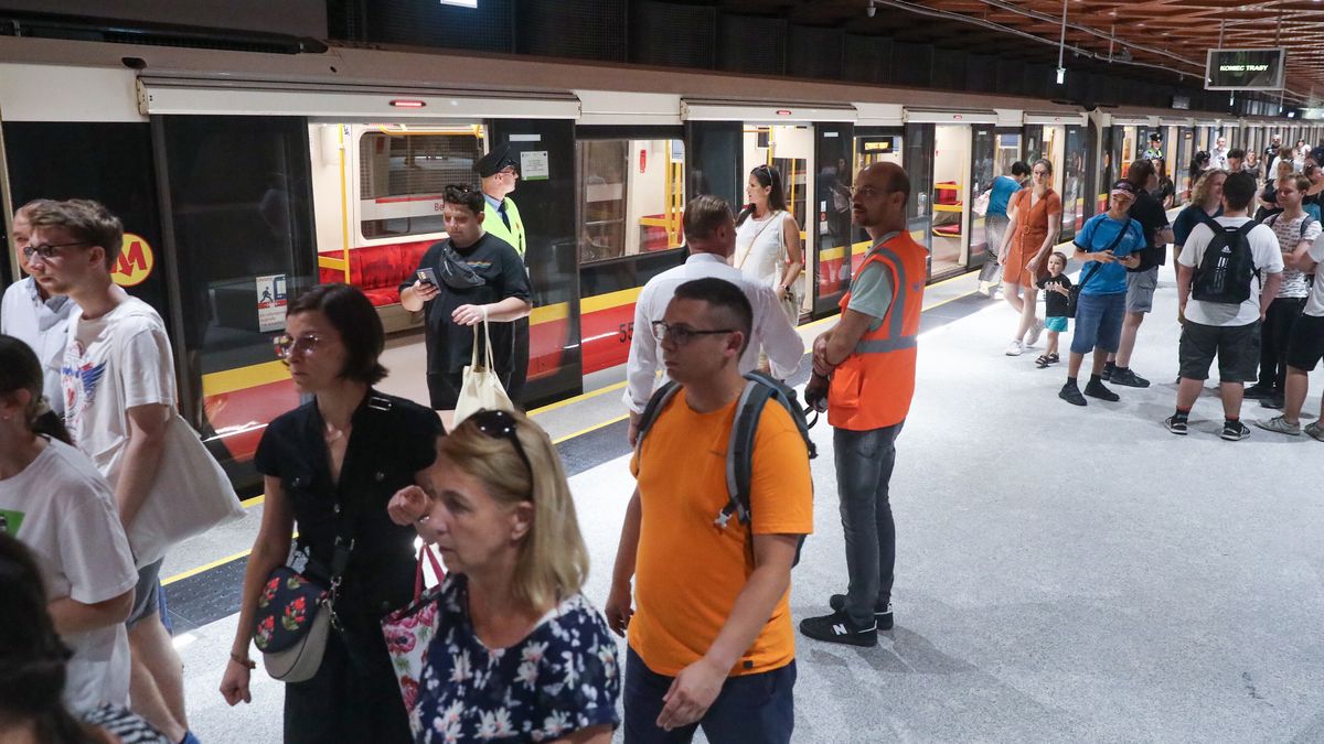 Warszawa, 30.06.2022. Warszawskie metro, 30 bm. gdzie odbyła się konferencja prezydenta stolicy i Europejskiej Komisarz ds. Polityki Regionalnej nt. otwarcia nowego odcinka drugiej linii metra, obejmującego stacje Ulrychów i Bemowo. (aldg) PAP/Tomasz Gzell