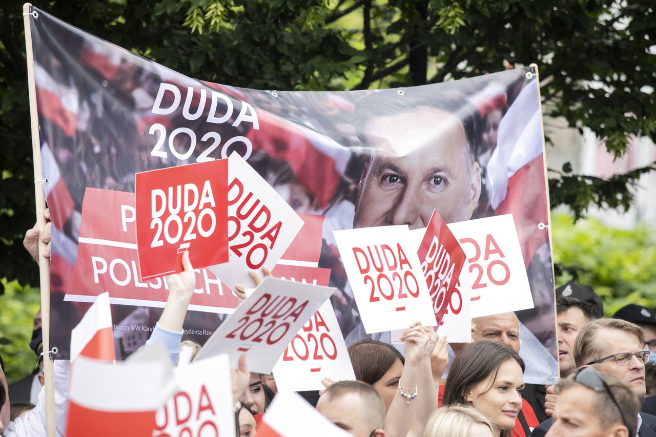 Polski narcyzm narodowy w odwrocie. Czym populiści przyciągają swoich wyborców? [Opinia ekspercka]