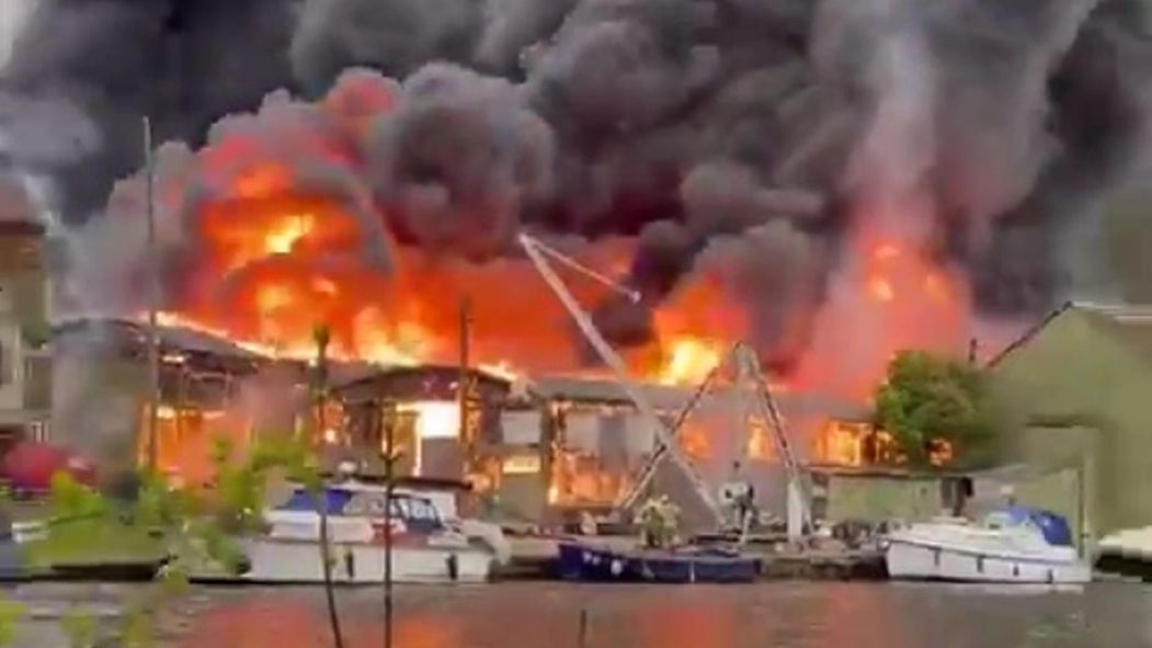 Pożar zabytkowych stoczni jachtowych na Tamizie