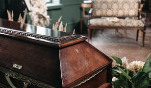 Zasiłek pogrzebowy 2022. Ile wynosi i komu przysługuje?