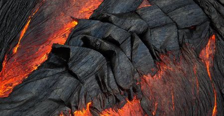 Piękna i niszczycielska zarazem. Niesamowite zdjęcia płynącej lawy