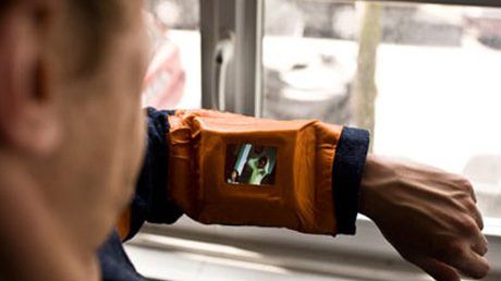 Trzecie oko - kurtka z kamerą do obserwacji co się dzieje z tyłu 1