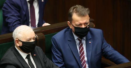 PiS zabrał emerytury, teraz musi je oddawać. Byli funkcjonariusze wygrywają przed sądami