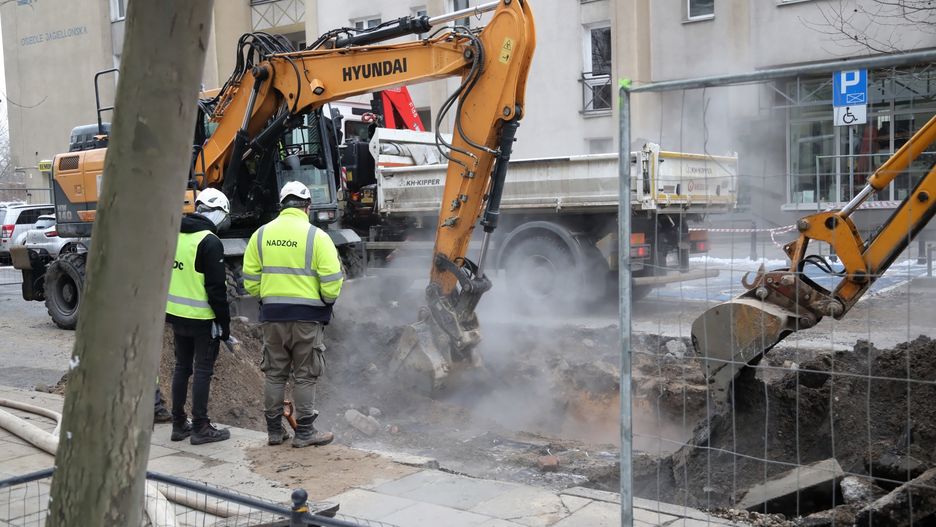 Warszawa. Prace na ulicy Jagiellońskiej po awarii rury sieci ciepłowniczej