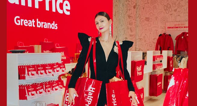 Pracownicy w świątecznej kampanii sklepów HalfPrice