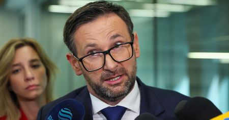 Obajtek tłumaczy się z zębów. Tak komentuje pyskówkę na komisji