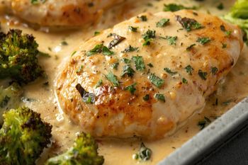 Soczysty kurczak w aksamitnym sosie. Zwykłe kotlety nie mają najmniejszych szans przy tym smaku