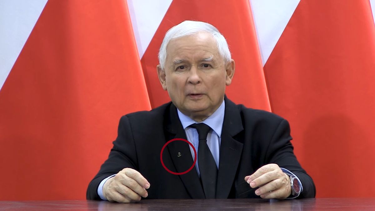Jarosław Kaczyński w klapie marynarki nosi emblemat "Polski Walczącej"