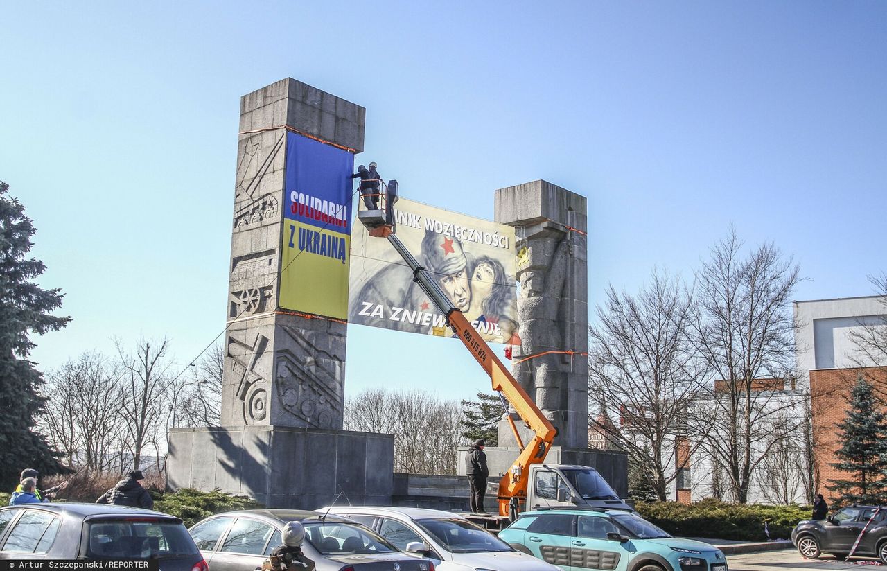 Banery "Solidarni z Ukraina", "Pomnik wdzięczności za zniewolenie" i pomalowany "sierp i młot" na pomniku Wyzwolenia Ziemi Warmińsko-Mazurskiej autorstwa Xawerego Dunikowskiego 