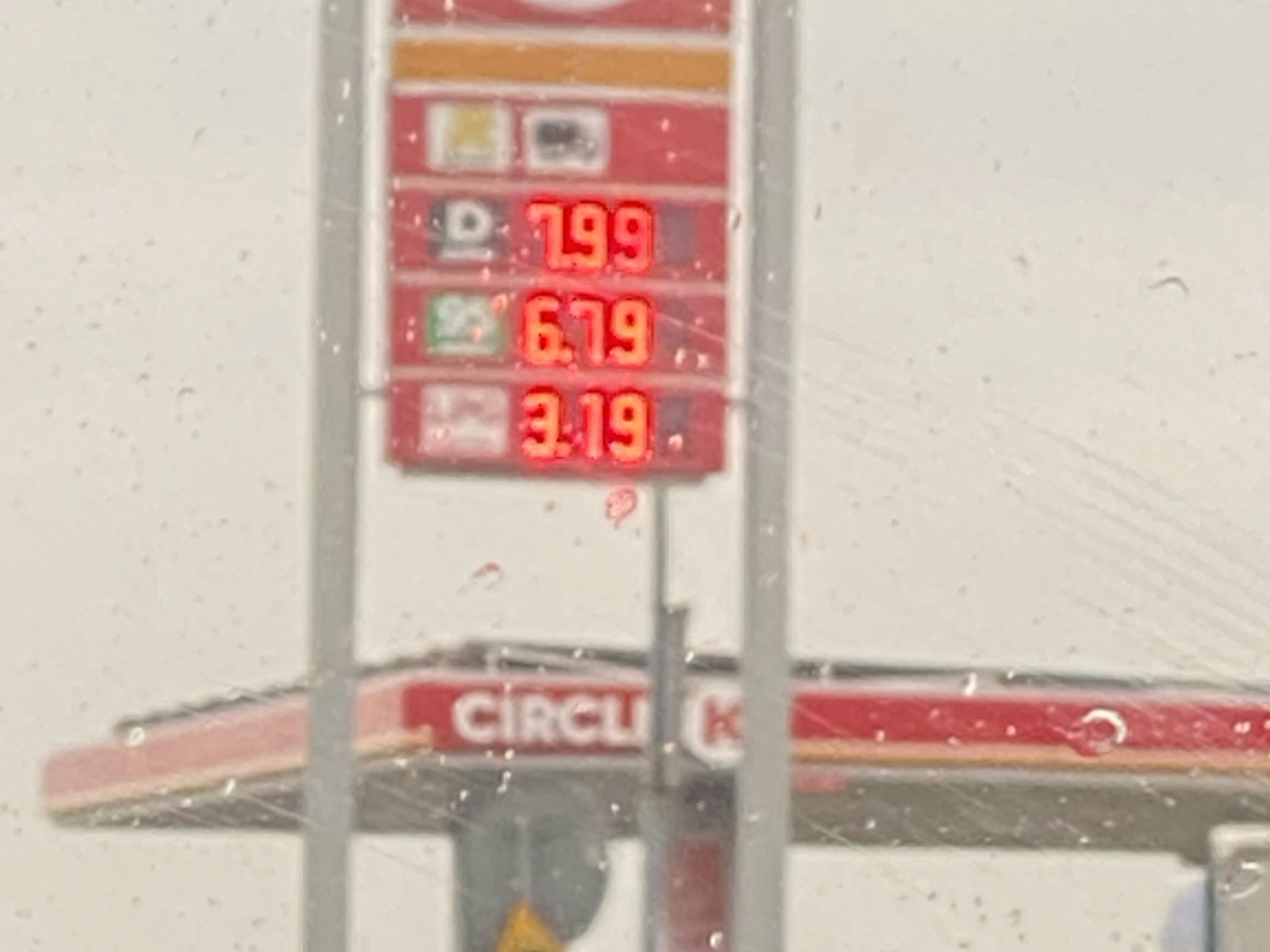 Pylon na stacji Circle K przy trasie S7
