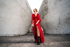 Czerwona sukienka w damskiej szafie jako element ponadczasowej garderoby