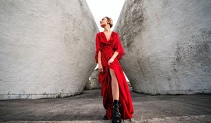 Czerwona sukienka w damskiej szafie jako element ponadczasowej garderoby