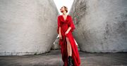 Czerwona sukienka w damskiej szafie jako element ponadczasowej garderoby