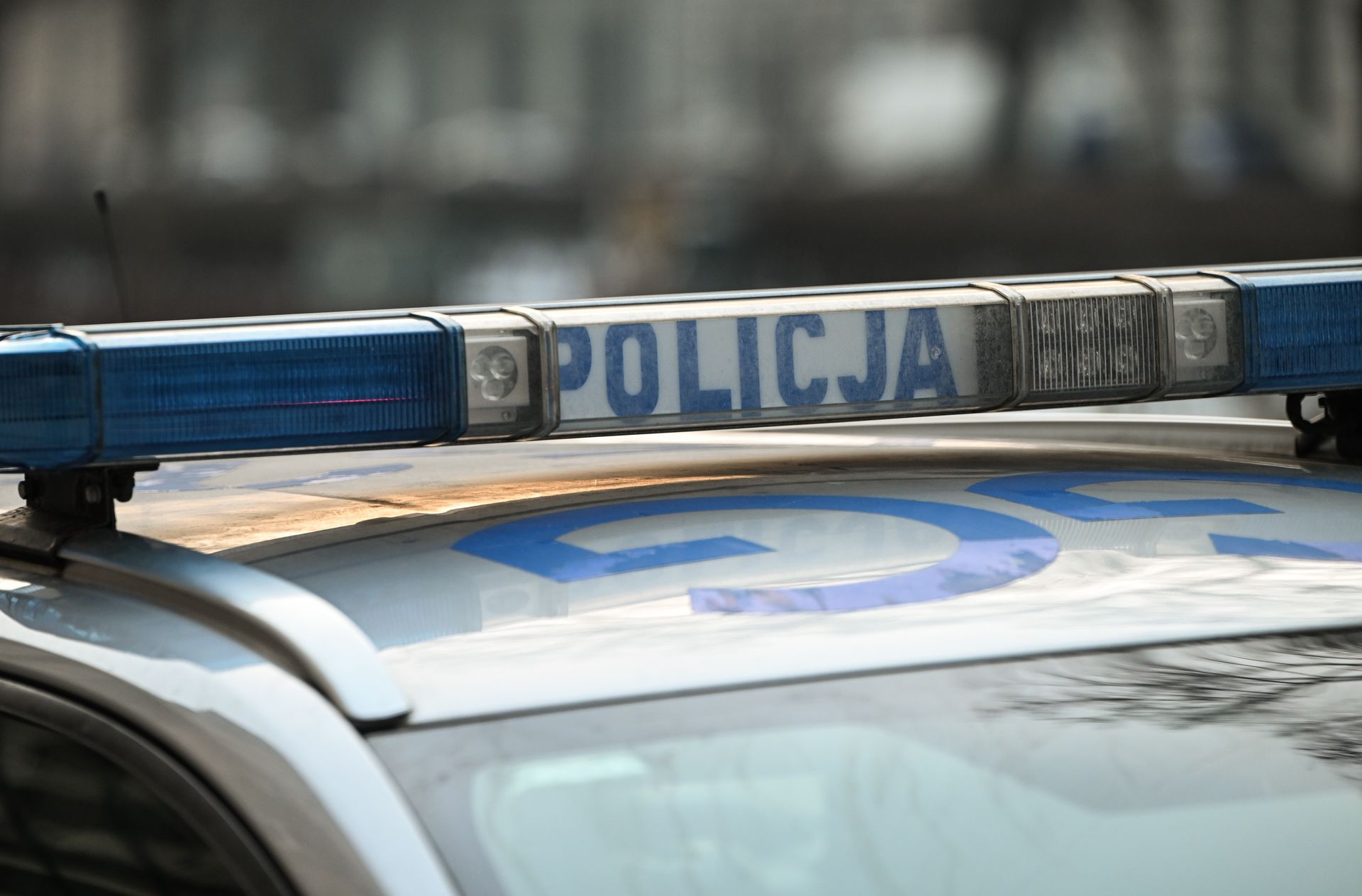 wiadomości,aktualności,WP Wiadomości Jeep ściął latarnię i dachował. Kierowca miał dużo szczęścia