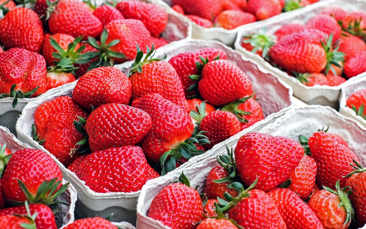 Oszustwa cenowe na truskawkach. Od tygodnia na rynkach dostępne są polskie owoce