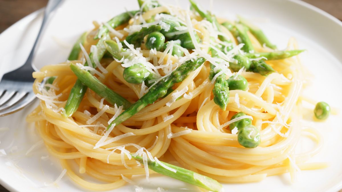 Wegetariańska carbonara ze szparagami. 