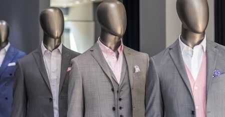 Okradł manekina stojącego w holu galerii handlowej. Zostawił go bez ubrania