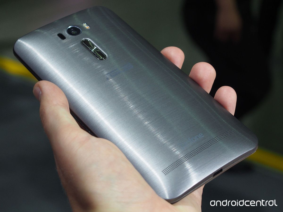 Asus pokazał nowe smartfony z serii ZenFone 2 wyposażone w procesory Qualcomma 15