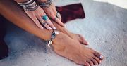 Bransoletki na nogę – skąd się wzięły i jak je nosić?