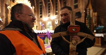 Pierwsza Nocna Droga Krzyżowa z Kielc na Czerwoną Górę. Duchowo z pątnikami łączył się arcybiskup Henryk Jagodziński. Zobacz zdjęcia, wideo
