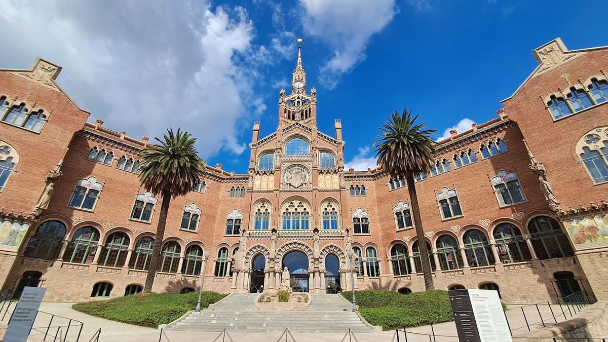 Głowna brama wejściowa do szpitala Św. Krzyża i Św. Pawła