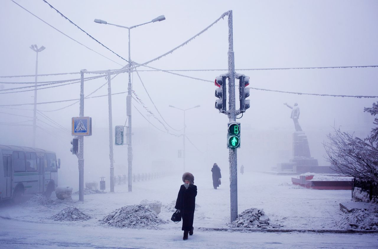 Podróż do wioski z Jakucka trwa dwa dni. Sam Jakuck jest również jednym z zimniejszych miejsc na świecie, osiągając średnie temperatury zimą na poziomie - 34 stopni Celsjusza.