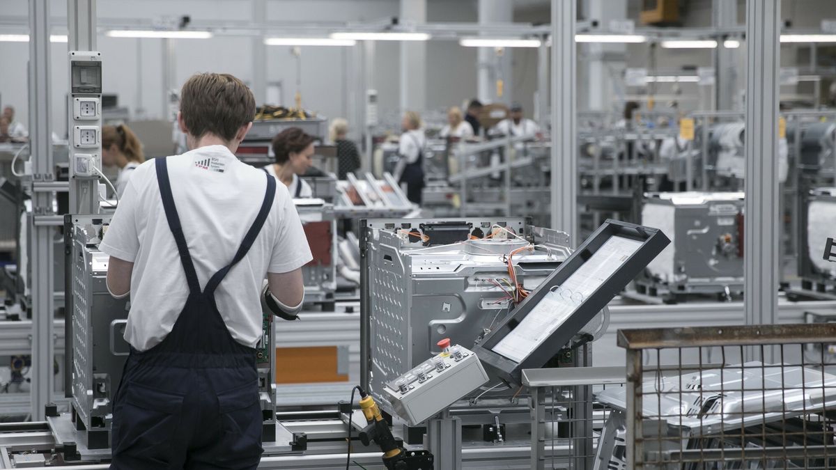 Otwarcie Fabryk BSH we Wroc?awiu
Fot. Leszek Kotarba/ East News  14.09.2017 Wroclaw  Firma BSH uruchomila fabryki piekarnikow i lodowek  n/z Linia produkcyjna piekarnikow
LESZEK KOTARBA