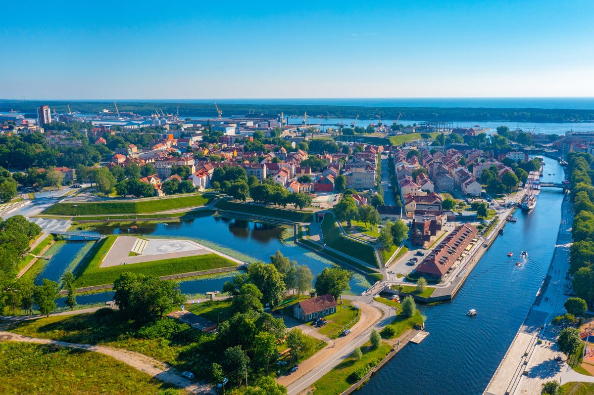 Na wybrzeżu Morza Bałtyckiego nad Zalewem Kurońskim