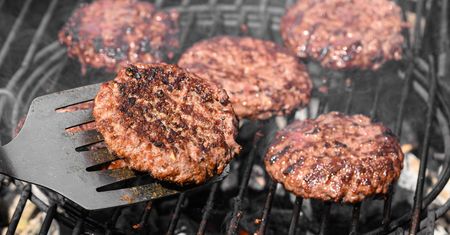 Na grillu robię burgery zamiast karkówki. To znacznie prostsze i szybsze
