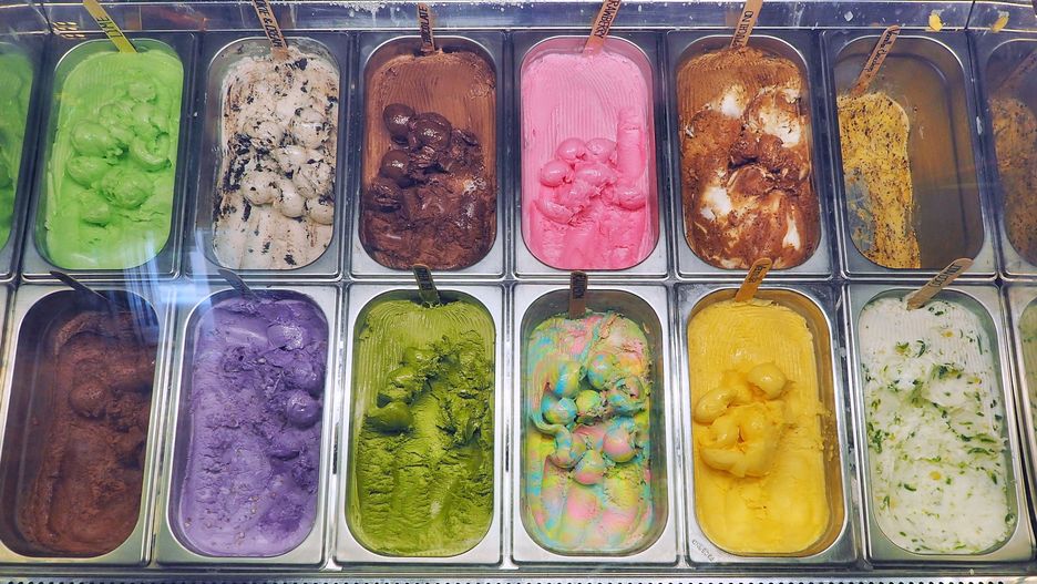 Te lody kuszą kolorem, ale mogą nam zaszkodzić. Jakich unikać?