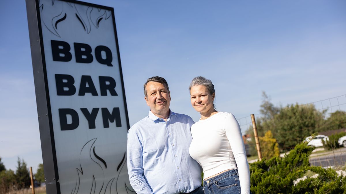 BBQ Bar DYM działa przy drodze krajowej nr 80 w Czarnowie.