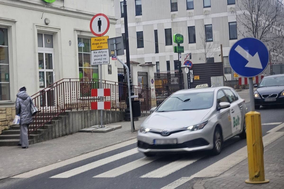 Zamknięty chodnik na ul. 3 Maja w Lublinie