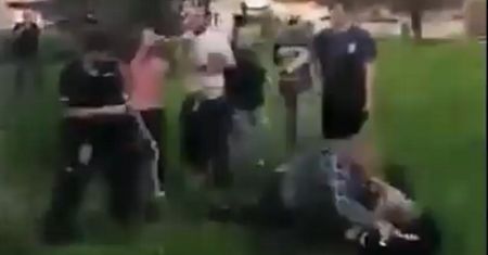 Ojciec i syn pobili policjantów. Wstrząsające nagranie z Pastuchowa