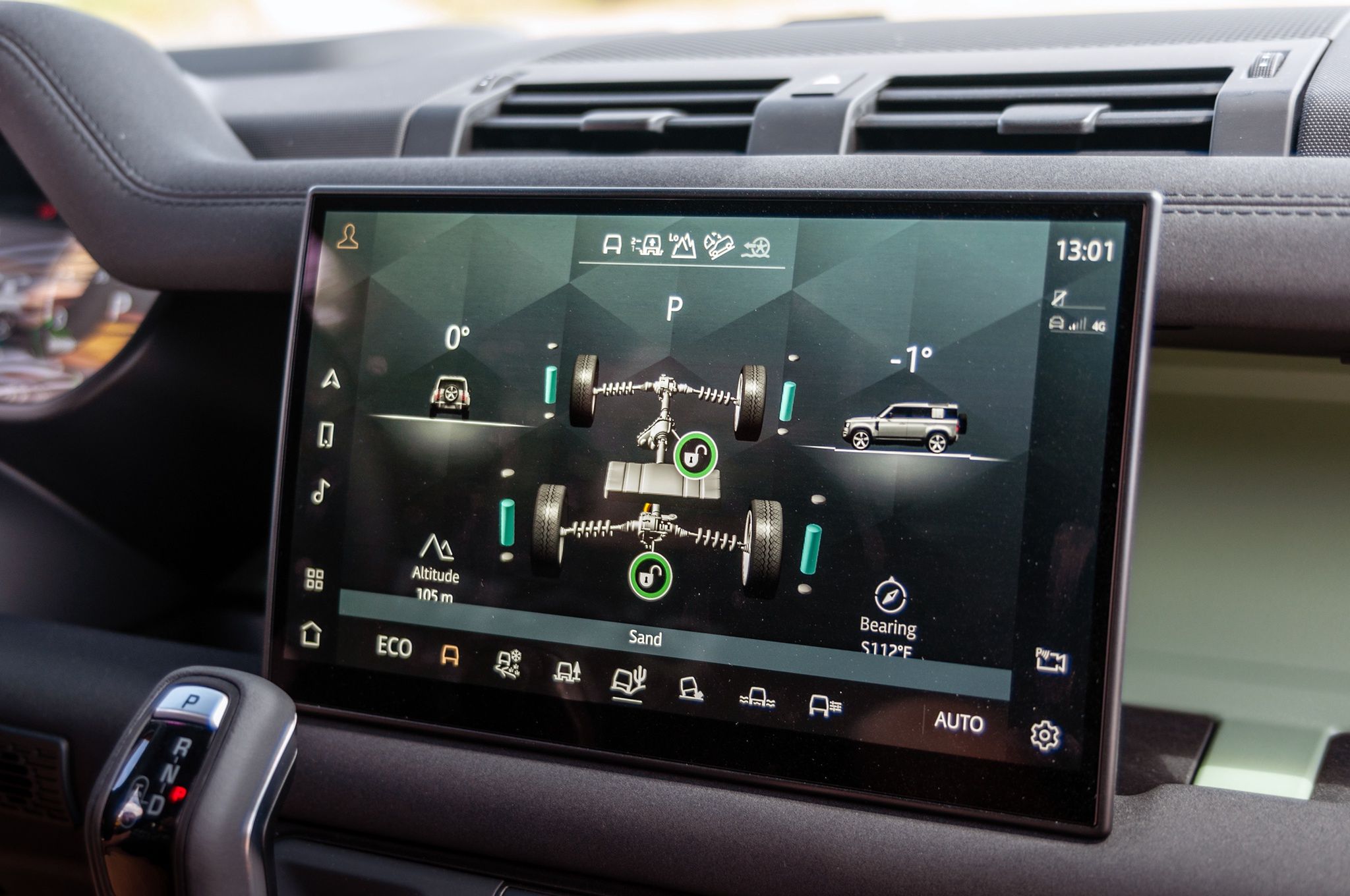 Najbardziej zaawansowane programy terenowe w motoryzacji. Defender ma też automatycznie włączane dwie blokady. Działają kiedy trzeba. 