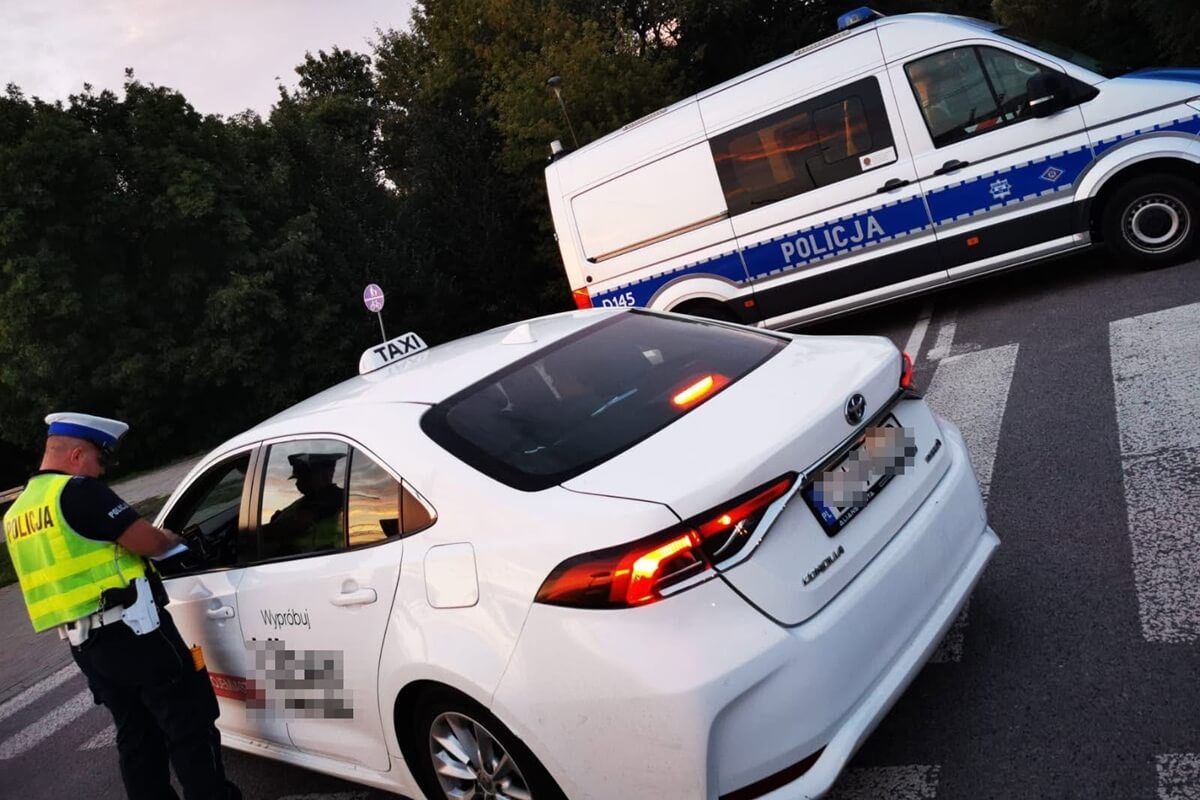 Kontrola taksówki na aplikację przez policję