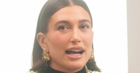 Internauci zarzucają Hailey Bieber majsterkowanie w Photoshopie. Pokazali "dowód". Powiększyła sobie pośladki? (FOTO)