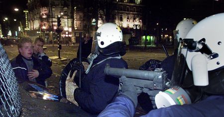 COVID-19. Po strzelaninie w Rotterdamie w Europie wybuchły potężne zamieszki i demonstracje przeciw obostrzeniom