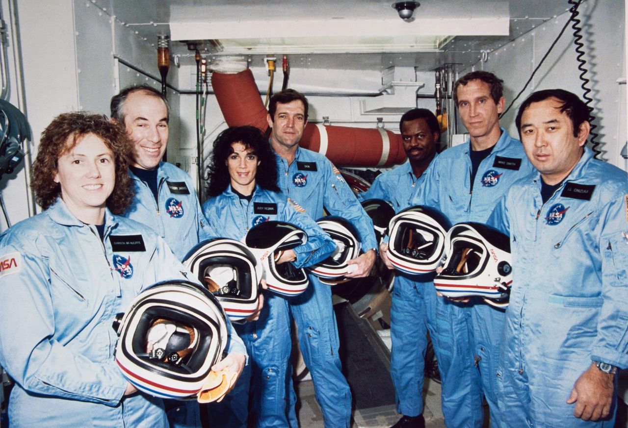 Załoga misji 51-L - od lewej: Christa McAuliffe, Gregory Jarvis, Judith Resnik, Francis Scobee, Ronald McNair, Mike Smith, Ellison Onizuka.
